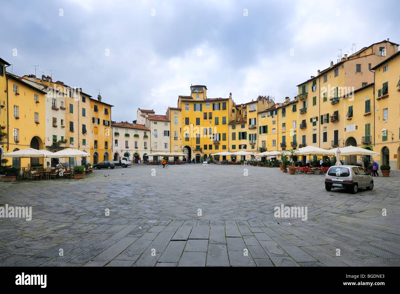 Piazza Anfiteatro, einen ovalen Platz erstellt von Häusern umgeben, ist eines der meistbesuchten Sehenswürdigkeiten in Lucca, Toskana, Italien Stockfoto