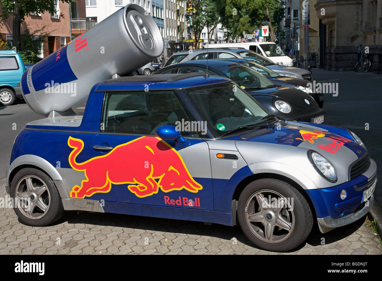 Red Bull Angebote Auto, Düsseldorf, Nordrhein-Westfalen, Deutschland. Stockfoto