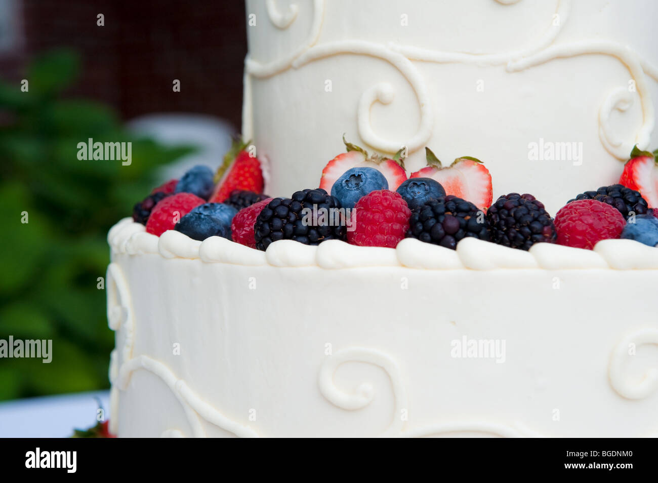 Multi-layered weiße Hochzeitstorte mit Früchten Stockfoto