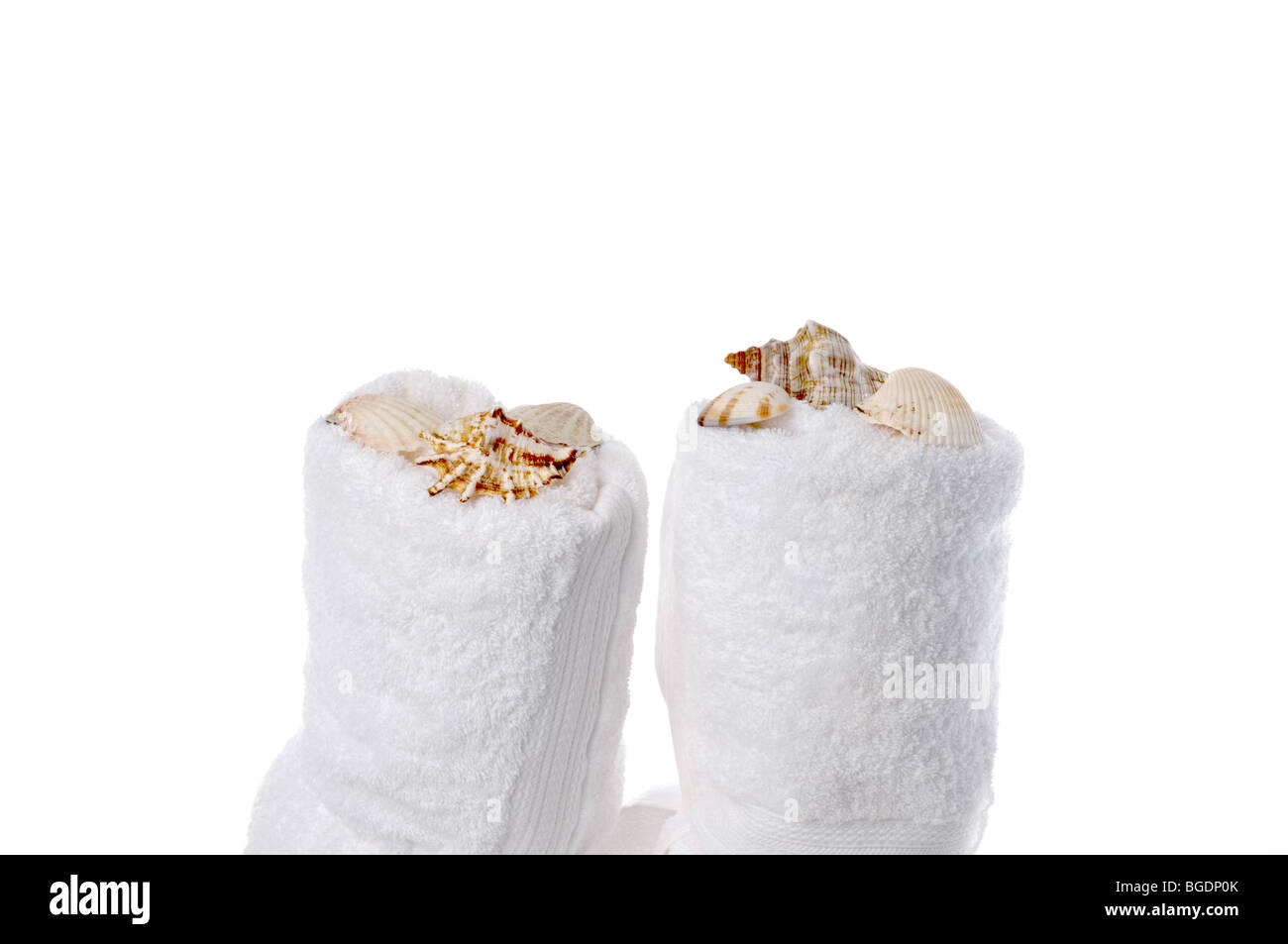 horizontales Bild von Muscheln auf Spa Handtücher Stockfoto