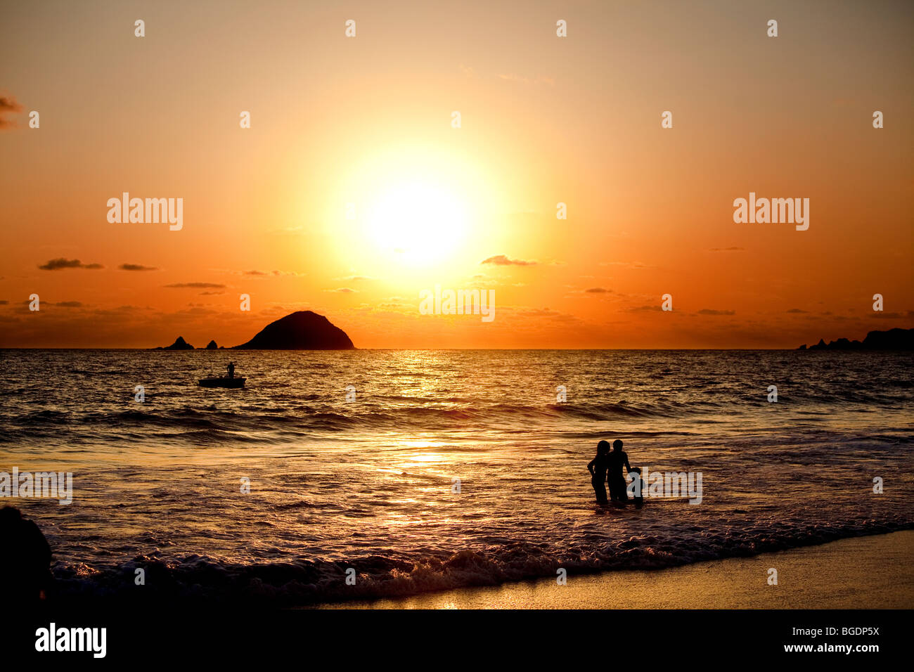 Familie spielen in der Pacific Brandung am Strand in Ixtapa/Zihuatanejo, Mexiko. Stockfoto