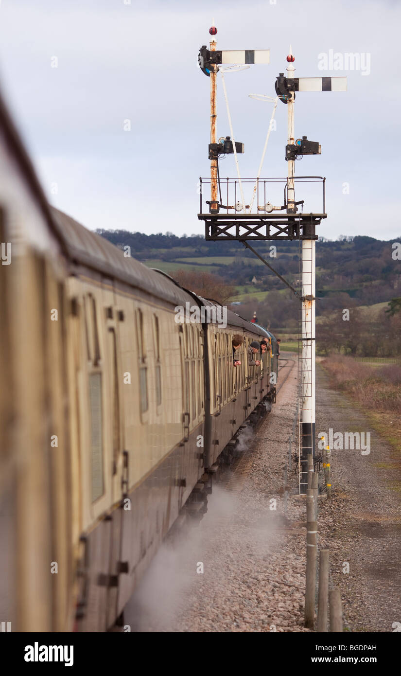 Einer alten britischen Schulen Köpfe in die Goucestershire Landschaft, vorbei an einer alten Formsignal. Stockfoto