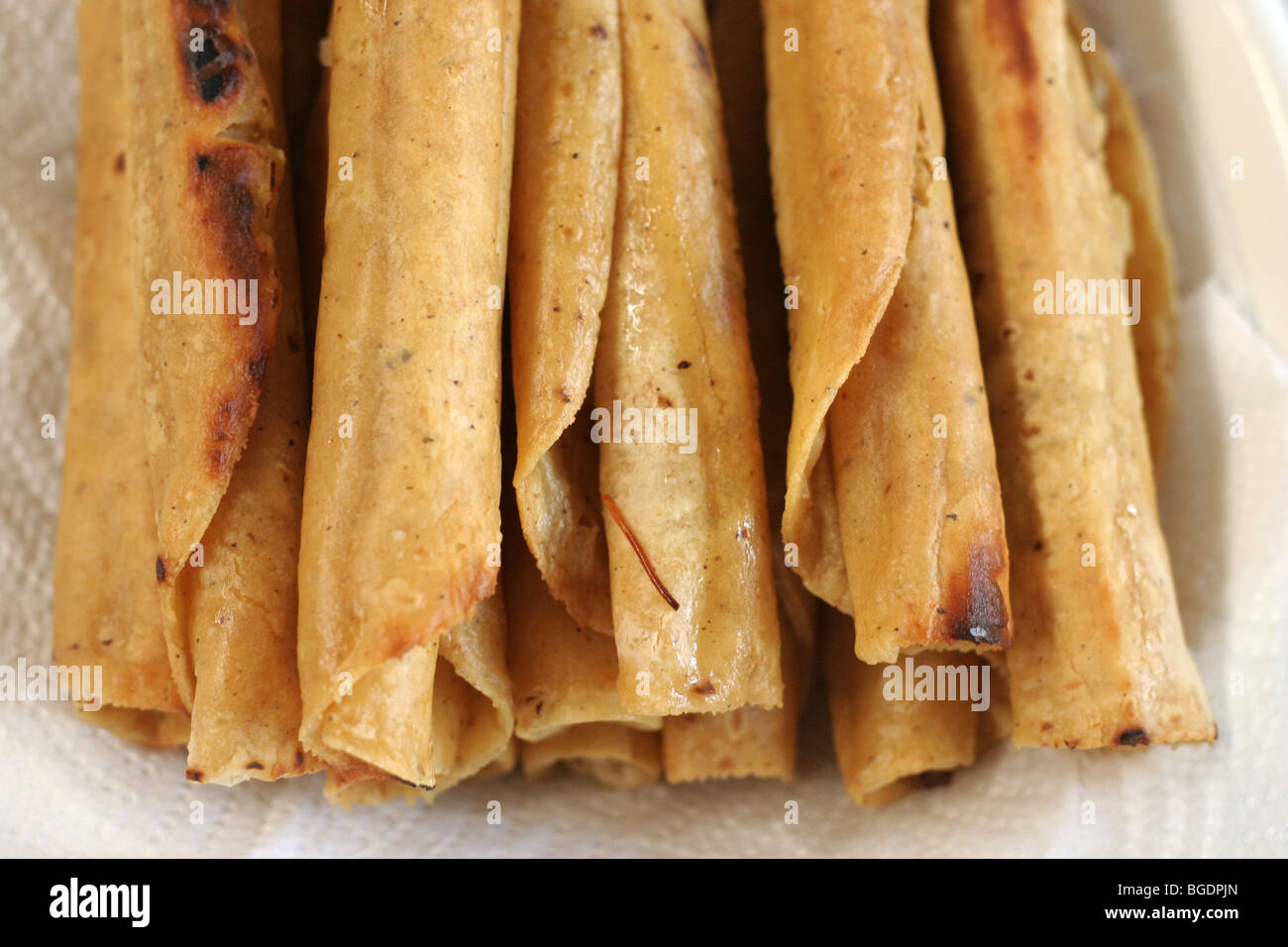 Mexikanische gebratene Tacos "Flautas" genannt. Stockfoto