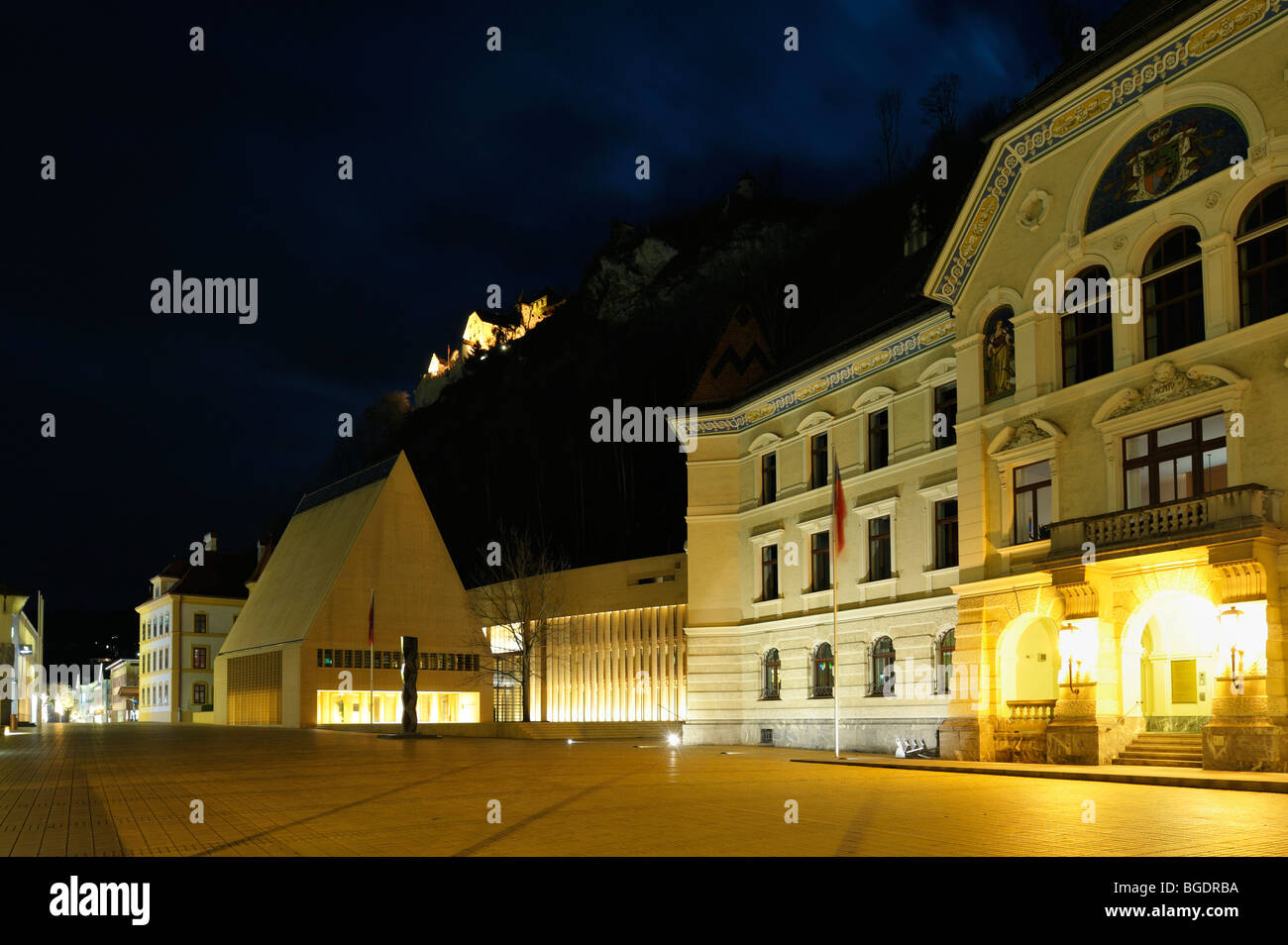 Alte und neue Regierungsgebäude und das fürstliche Schloss bei Einbruch der Dunkelheit Stockfoto