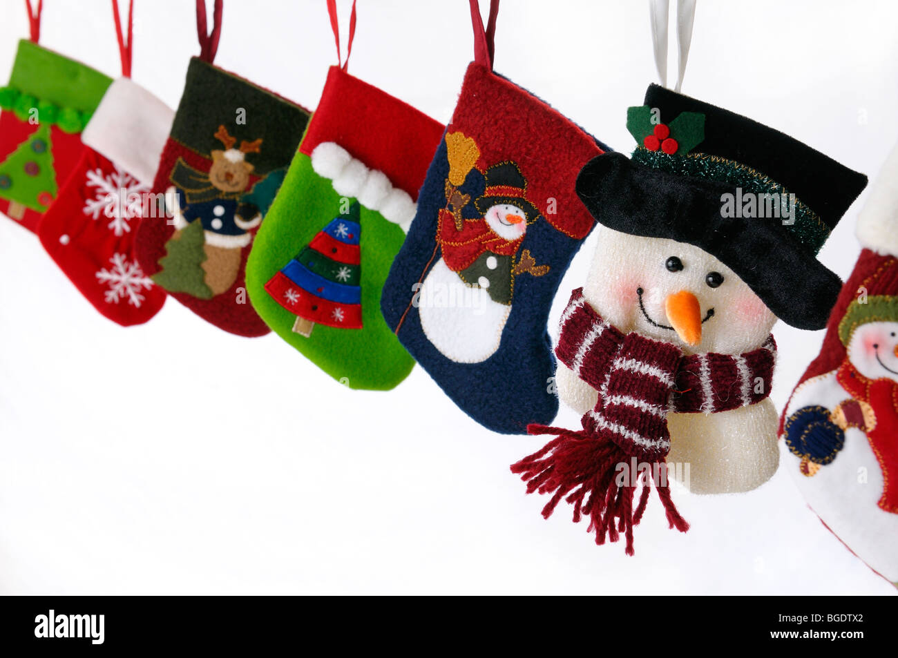 Sammlung von Weihnachten Strümpfe mit schneemänner hängend auf weißem Hintergrund Stockfoto