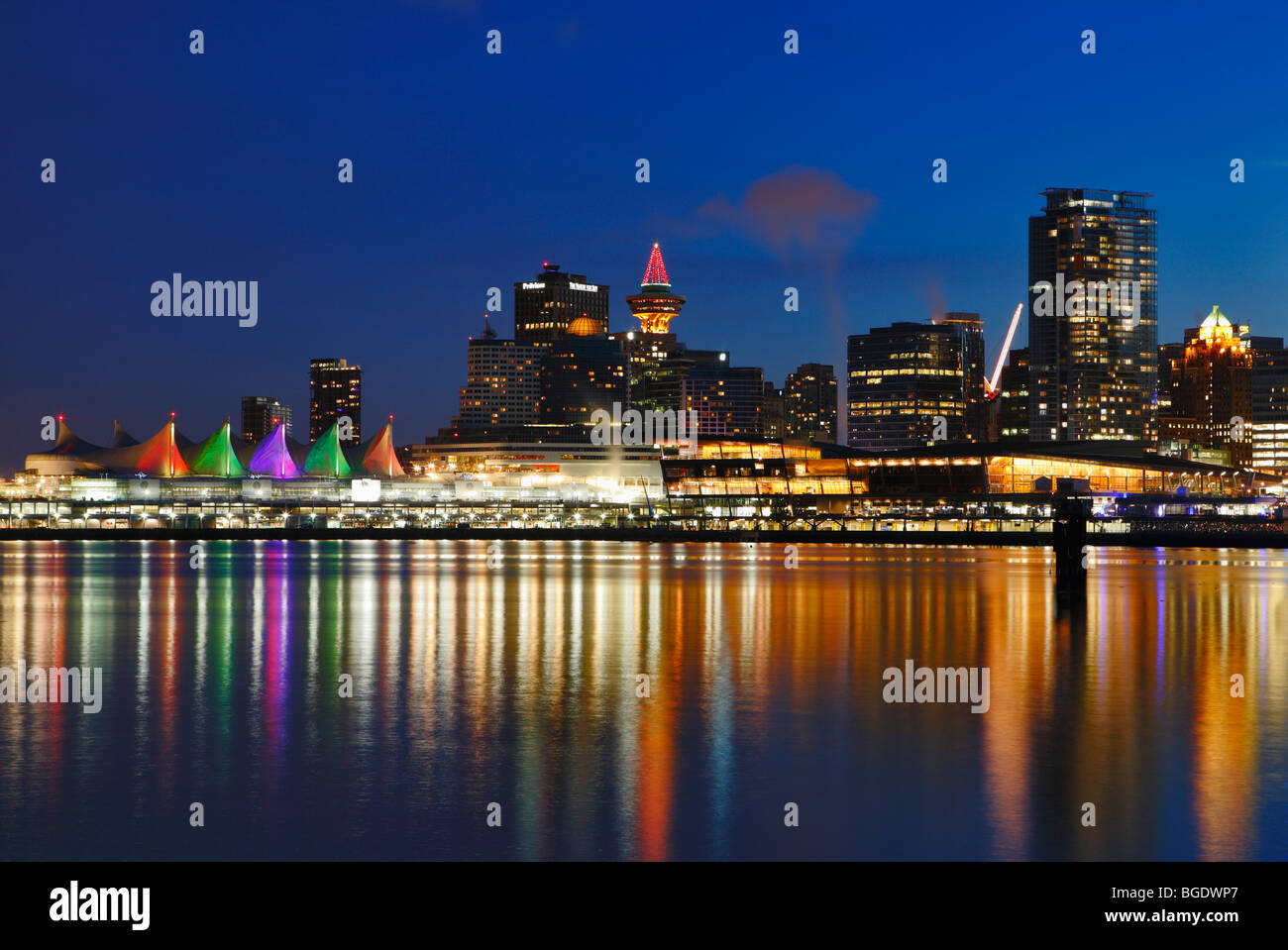 Canada Place beleuchtet in der Nacht für Weihnachten-Vancouver, British Columbia, Kanada. Stockfoto