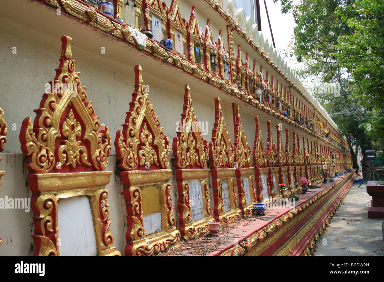 Buddhistische Denkmal Wand im Wat Seekan in Bangkok, Thailand. Stockfoto