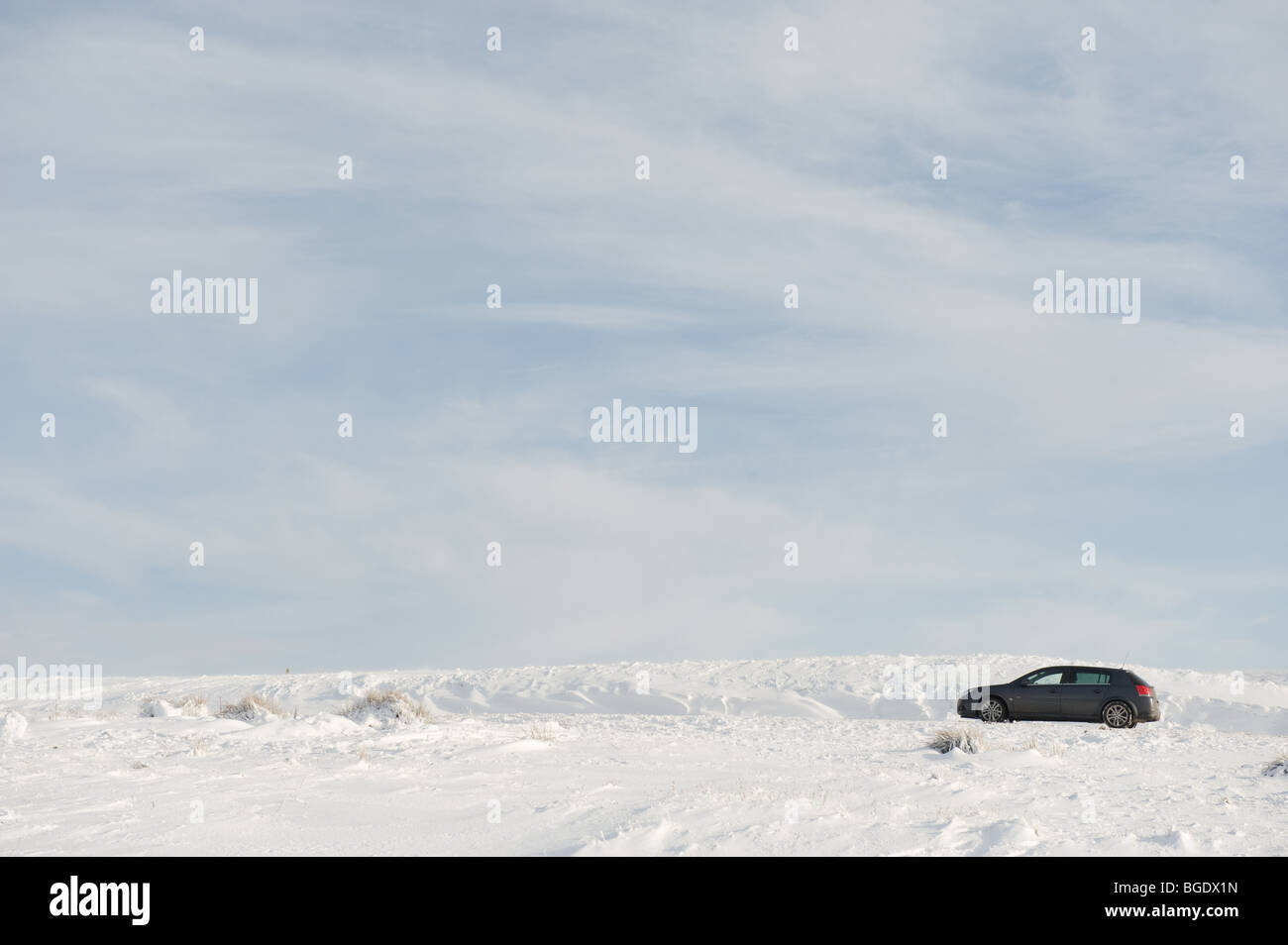 Familienauto bei extremen Schneebedingungen in den walisischen Tälern rund um Rhayader und Elan Valley. Stockfoto