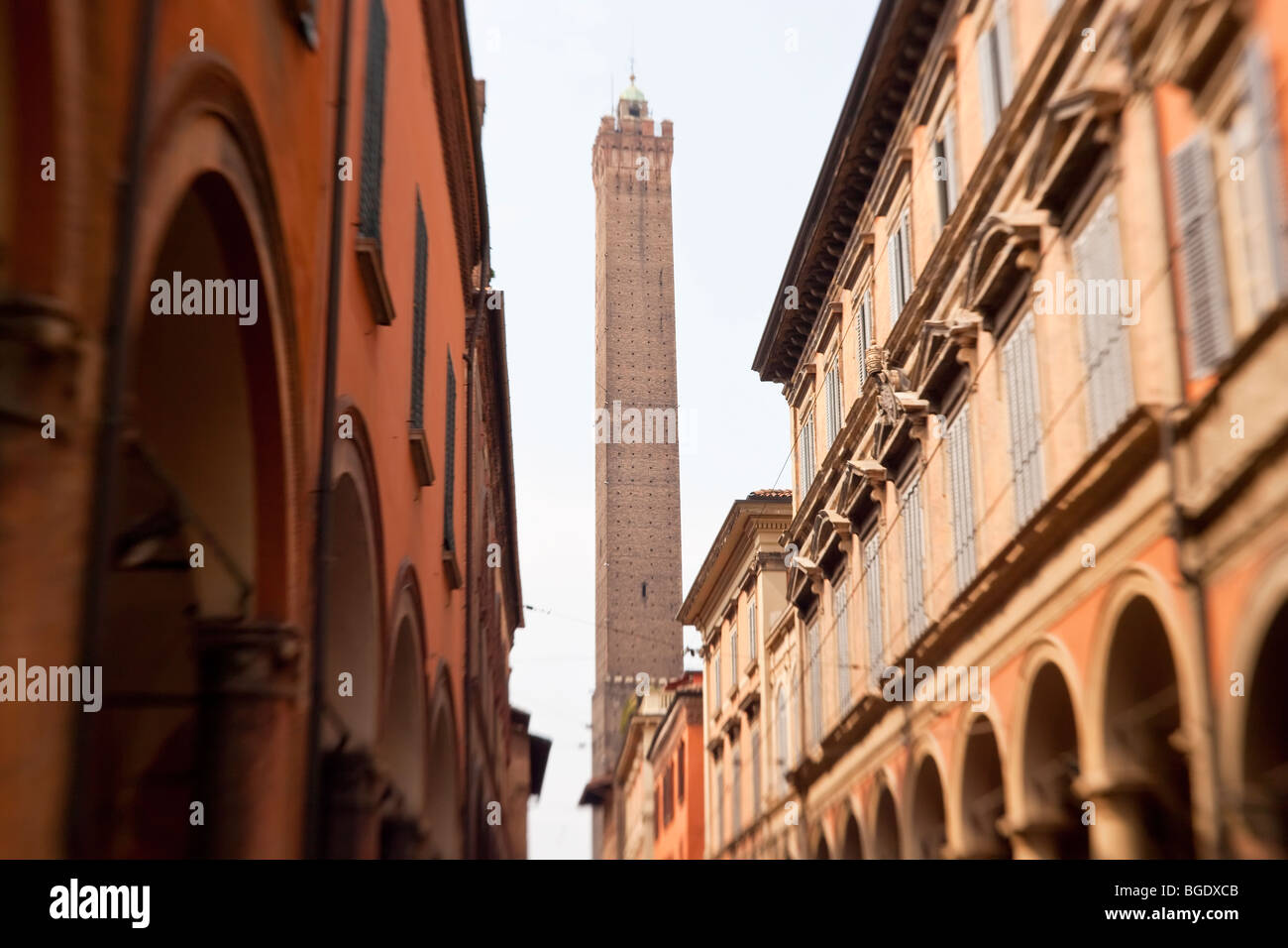 Le Du Torri Tower & Straße, Bologna, Emilia Romagna, Italien Stockfoto