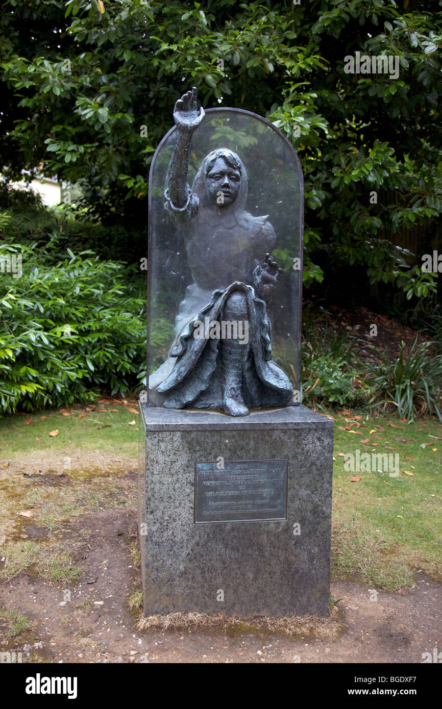 Alice Through The Looking Glass-Statue im Schlosspark, Guildford, Surrey, England Stockfoto