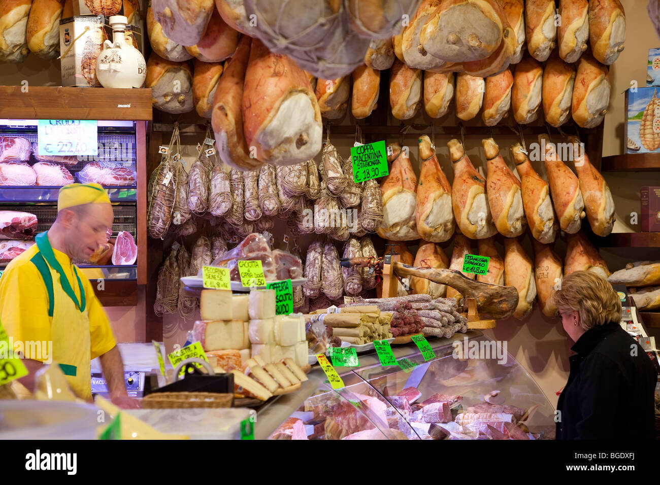 Eine Auswahl von Parma-Schinken, Käse in einem Deli in Parma, Emilia Romagna, Italien Stockfoto
