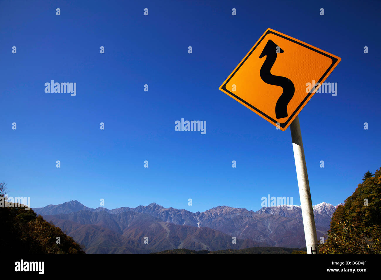 Wicklung Straßenschild, in der Nähe von Hakuba, Präfektur Nagano, Japan Stockfoto