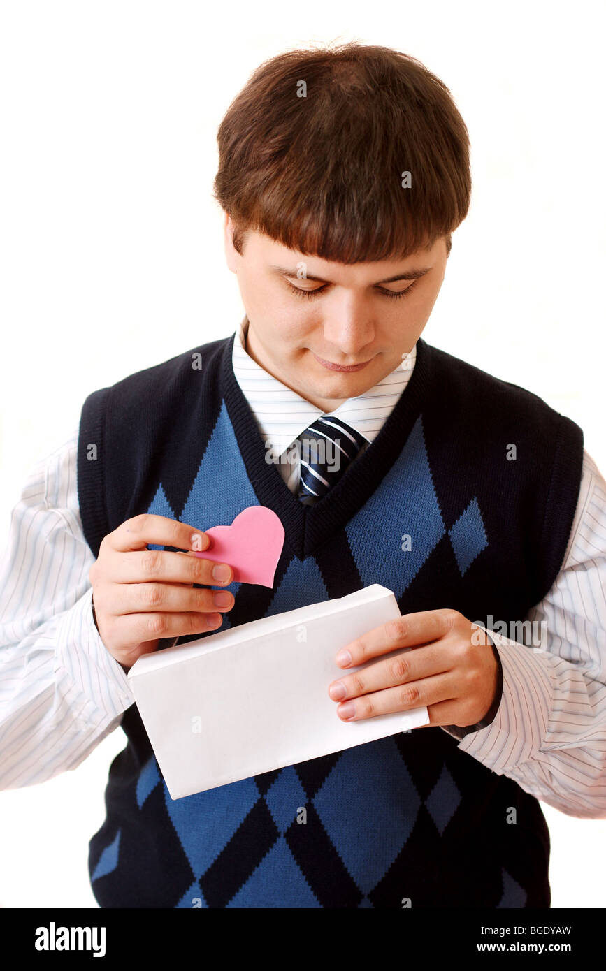 junger Mann verkaufen eine Valentine auf weißem Hintergrund Stockfoto