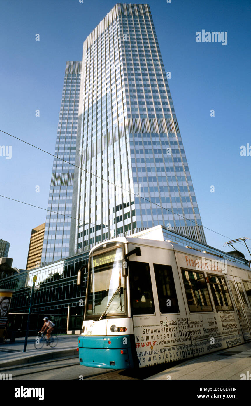 Straßenbahn Linie 11, vorbei an den Hauptsitz der Europäischen Zentralbank in der deutschen Stadt Frankfurt. Stockfoto