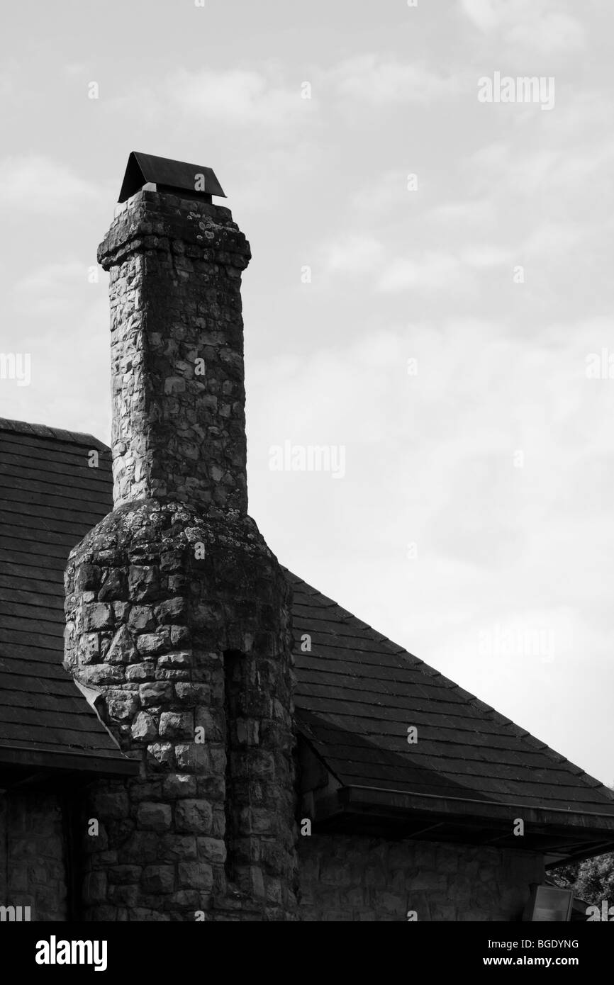 Abstrakte Skyline von steinernen Kamin und Ziegeldach. Durban, Kwazulu Natal, Südafrika. Schwarz und weiß. Stockfoto