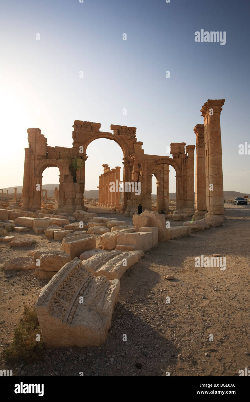 Syrien, Palmyra Ruinen (der UNESCO), große Kolonnade und monumentale Bogen Stockfoto