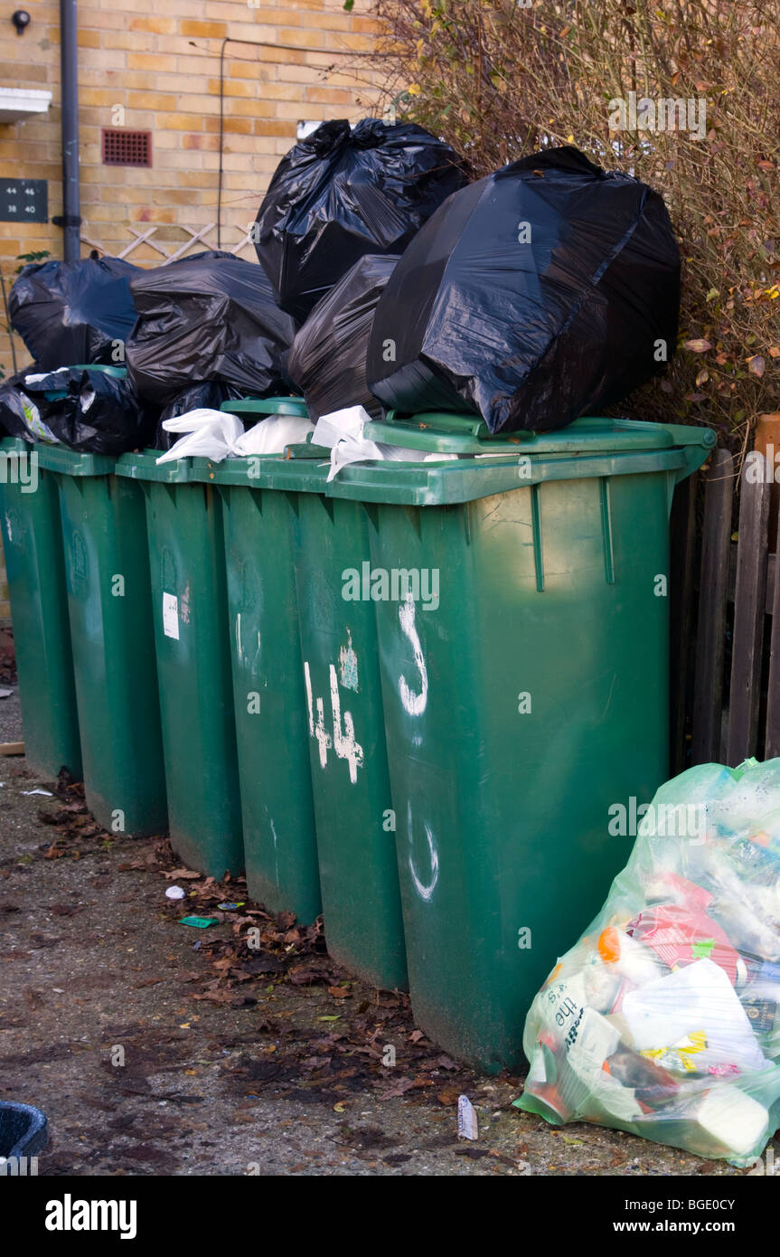 Privaten Haushalte Mülltonnen überfüllt Stockfoto