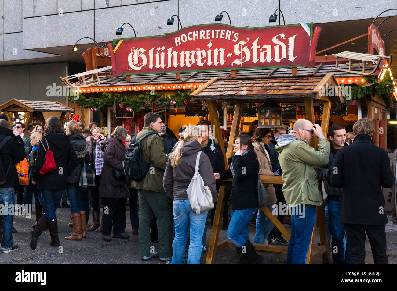 Glühwein-Stand auf dem Weihnachtsmarkt in Marienplatz, München, Deutschland Stockfoto