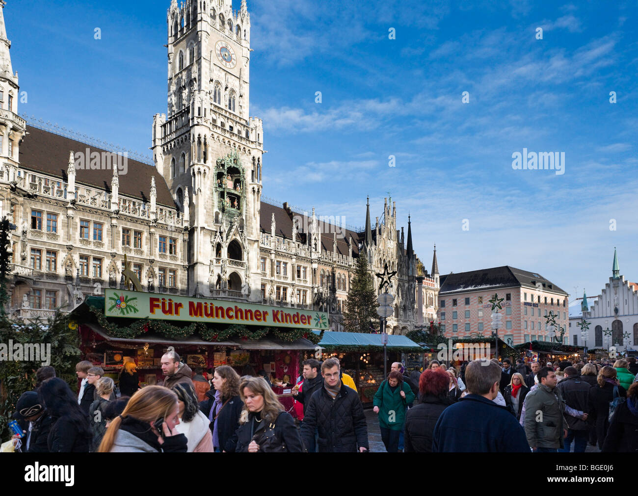Weihnachtsmarkt in Marienplatz mit dem neuen Rathaus hinter, München, Deutschland Stockfoto