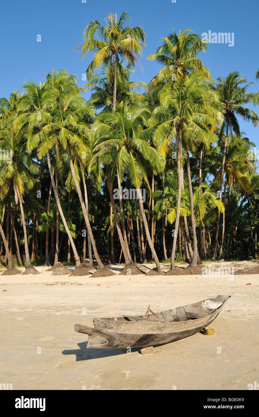 Palm Beach mit Boot, Ngapali Strand, Thandwe, Burma, Myanmar Stockfoto