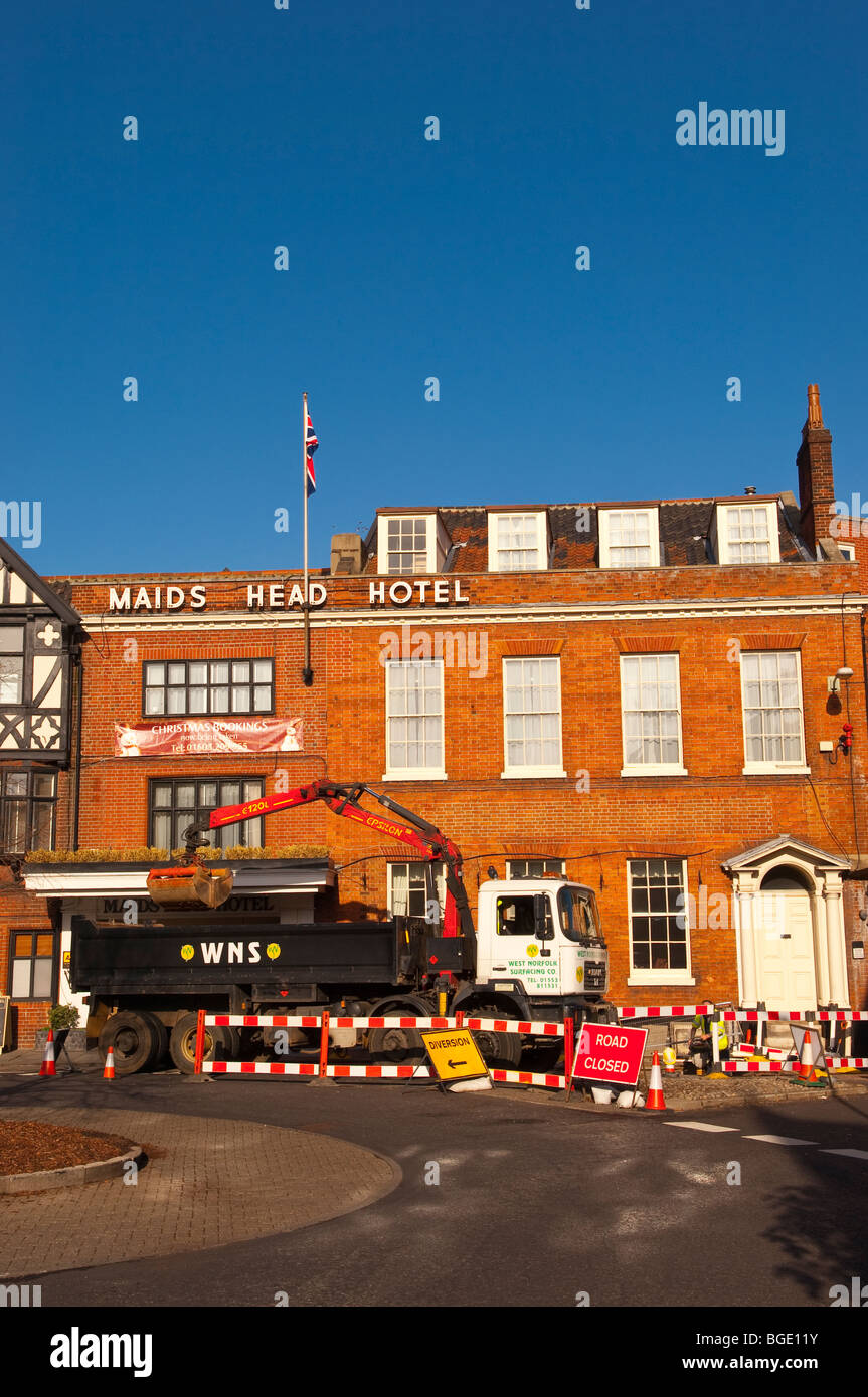 Die Maids Head Hotel mit Baustellen außerhalb in der Innenstadt in Norwich, Norfolk, Großbritannien Stockfoto