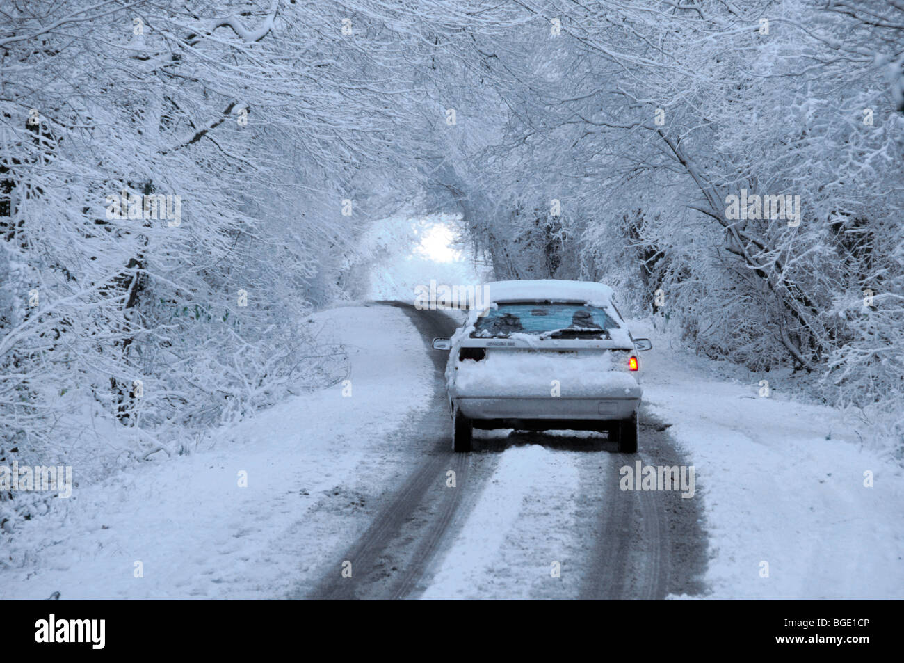 Auto fahren auf Schnee bedeckt Feldweg Stockfoto