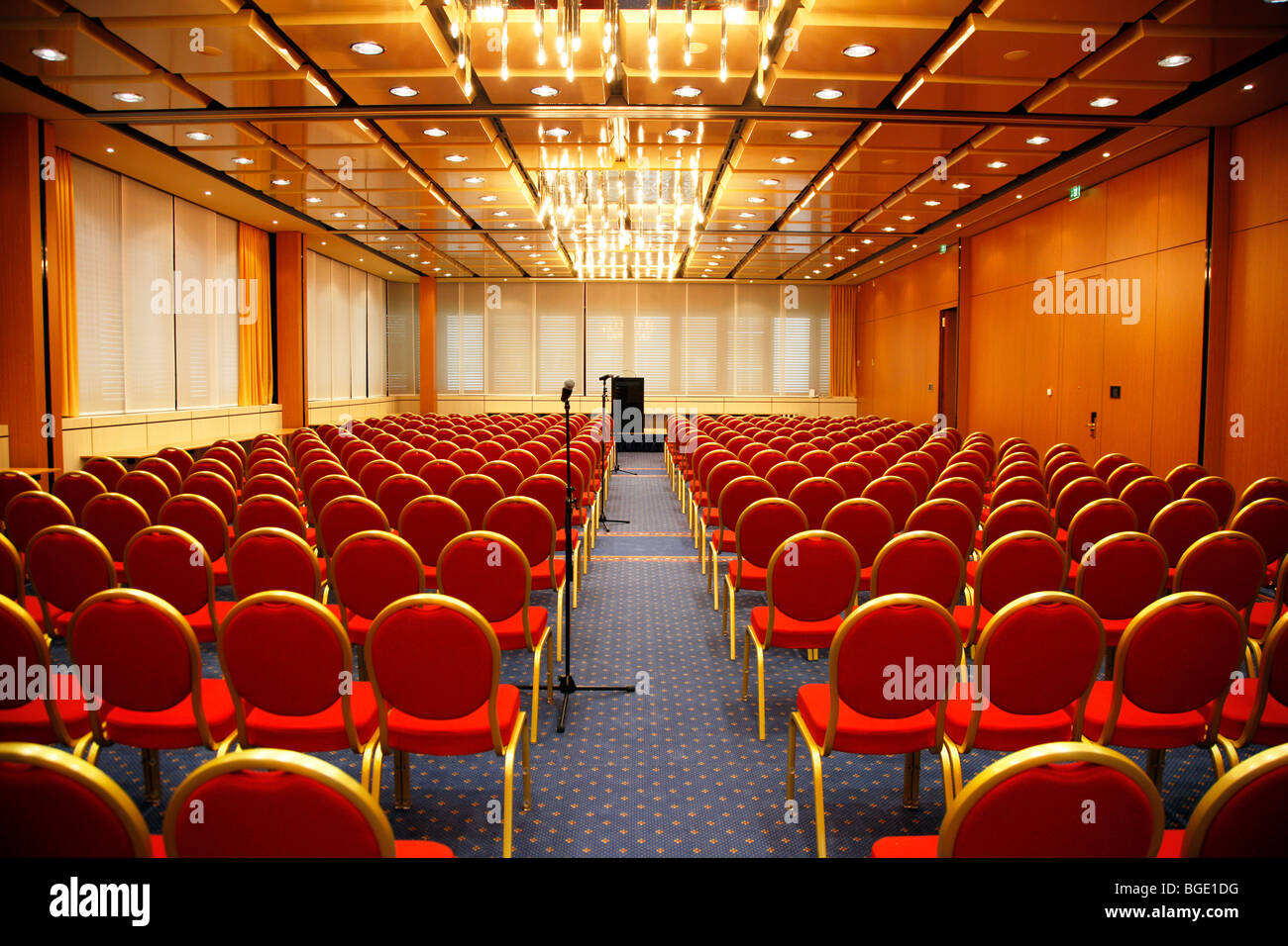 Konferenzsaal mit roten Stühlen in Reihen Stockfoto
