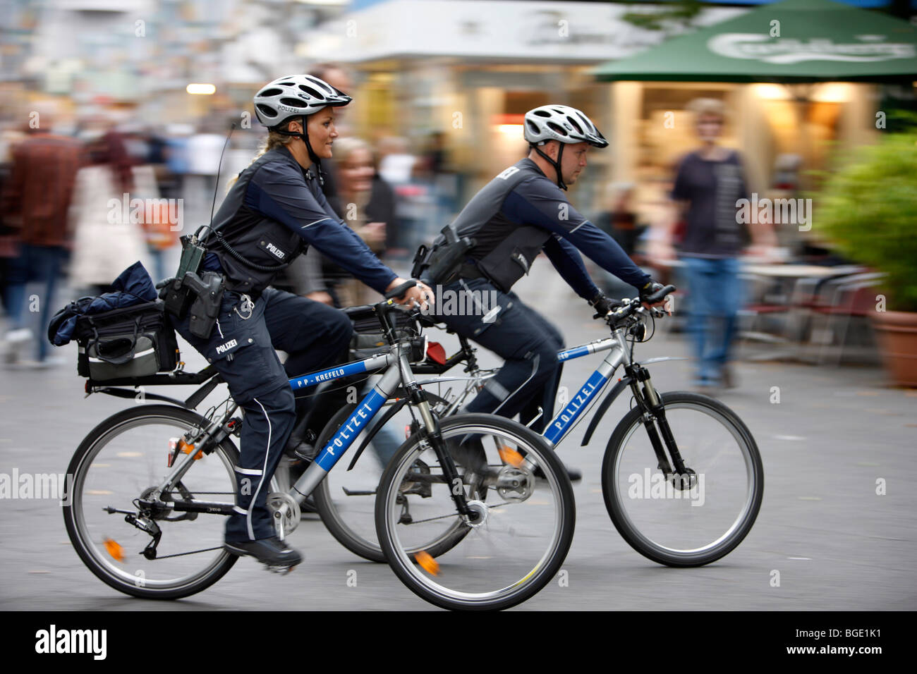 Fahrrad-Patrouillen in einer Fußgängerzone, Deutschland, Europa. Stockfoto