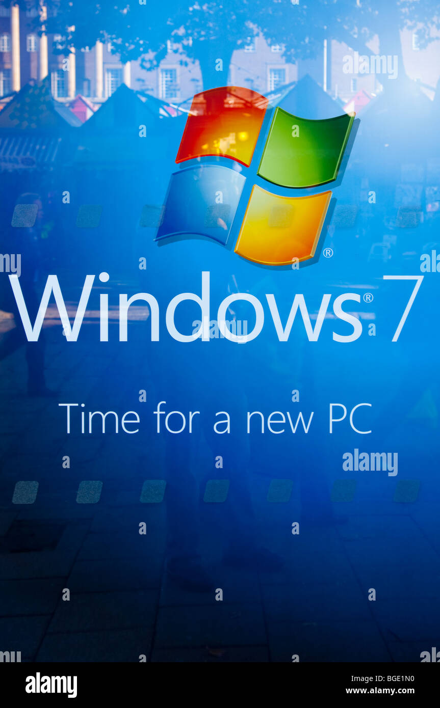 Ein Zeichen Werbung Windows 7 von Microsoft in einem Schaufenster im Vereinigten Königreich Stockfoto