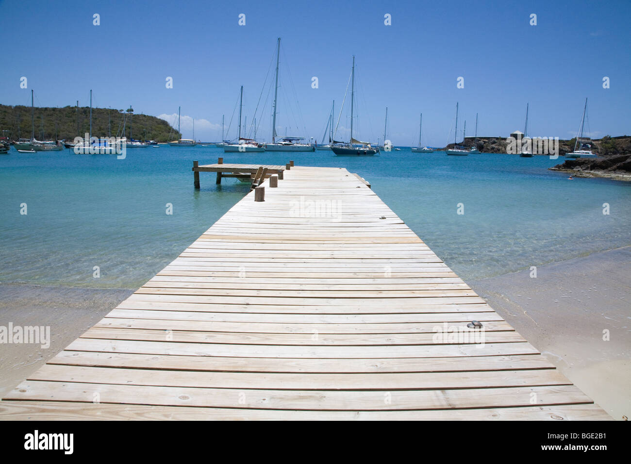 Mole führende aus Holz auf das blaue Meer in English Harbour, Antigua, West Indies, Karibik, Segelyachten, Boote Stockfoto