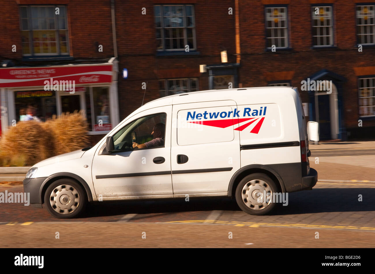 Ein Network Rail van beschleunigt Vergangenheit zeigen Bewegung in Norwich, Norfolk, Großbritannien Stockfoto