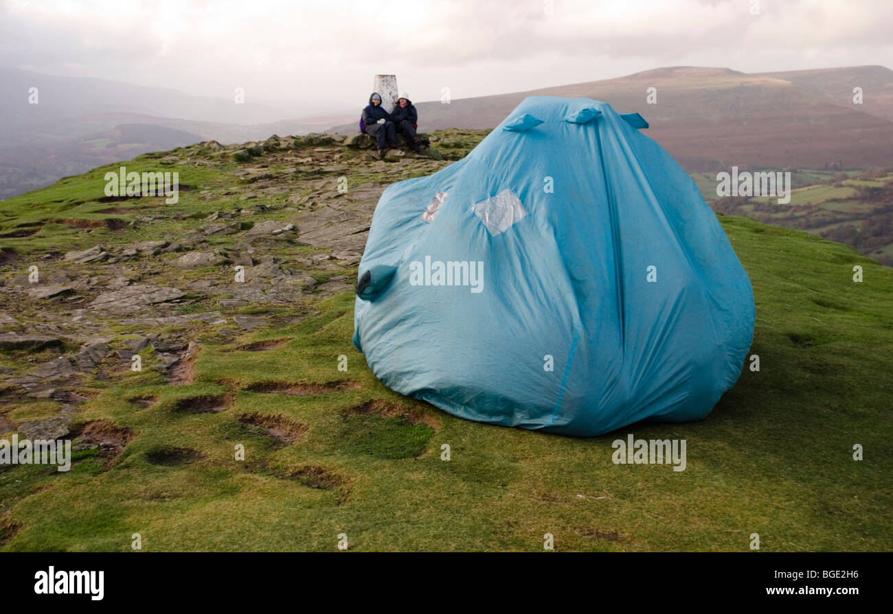 Notunterkunft wird verwendet, um aus dem Wind am Gipfel des Sugarloaf Mountain, Wales Stockfoto