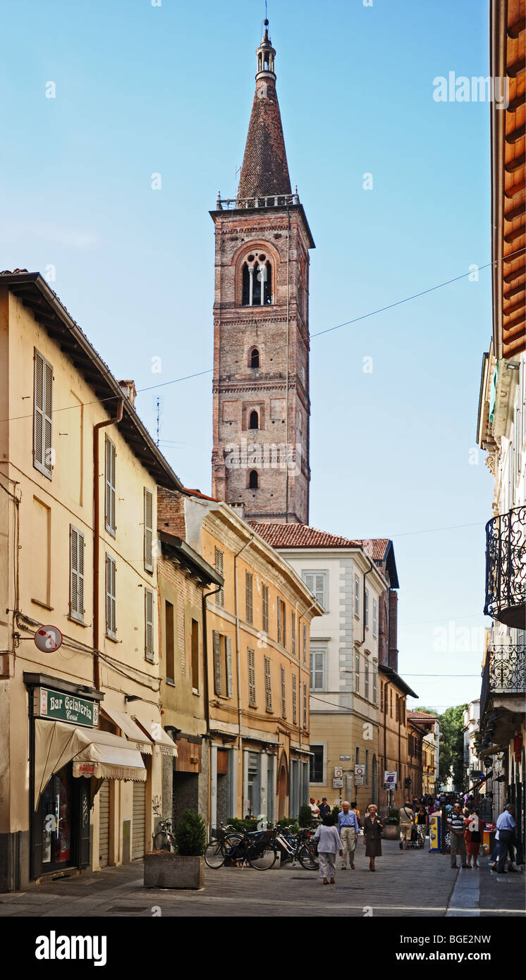 Straßenszene auf Via 20 Settembre Pavia Lombardei Italien mit 15. Jahrhundert Ziegelstein gebaut Glockenturm von Santa Maria del Carmine Stockfoto