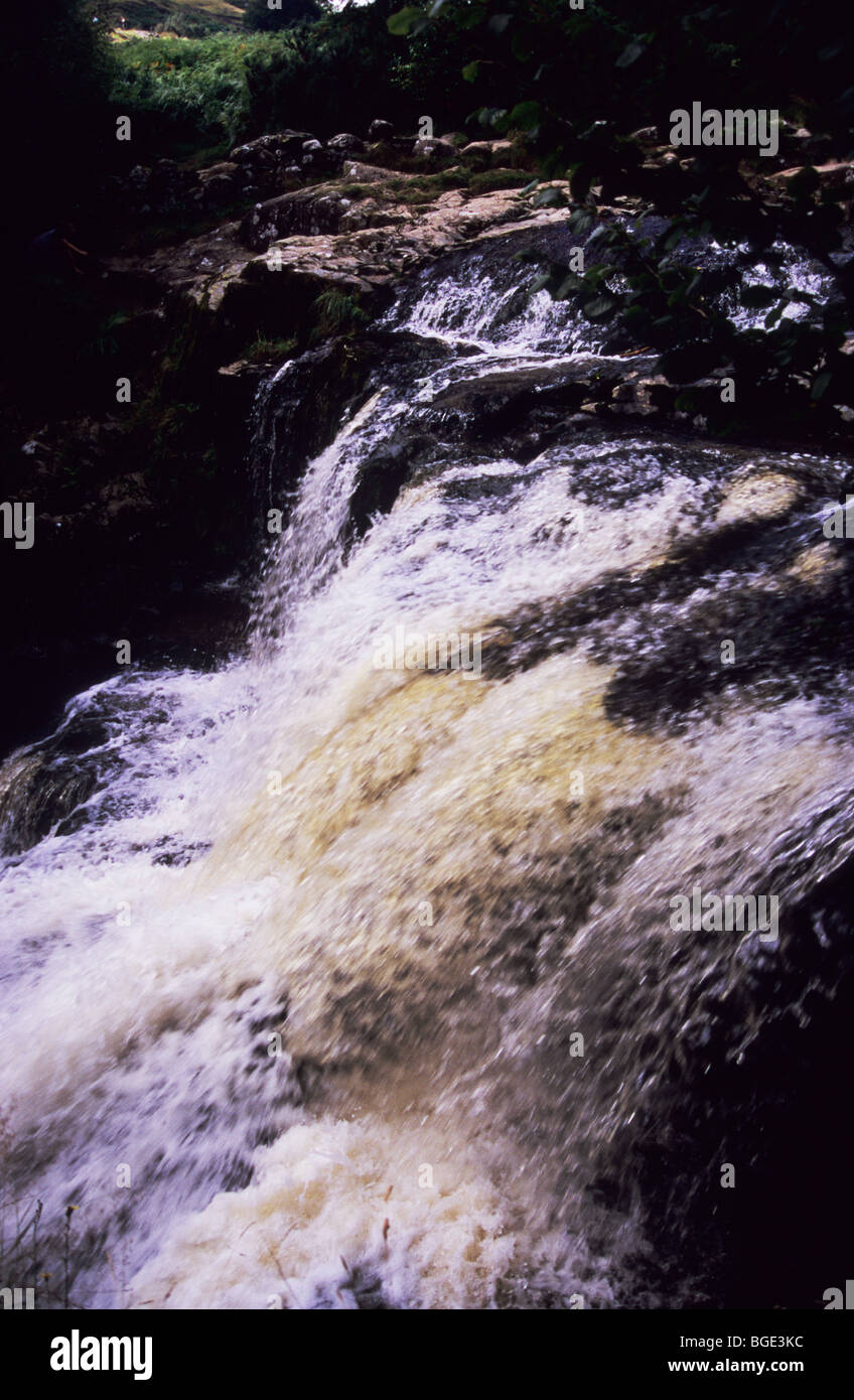 Wasserfall und Fluss über Aira Kraft Wasser fallen. Der Fluss ist der Aira Beck genannt. Bereich der hervorragenden natürlichen Schönheit. Stockfoto