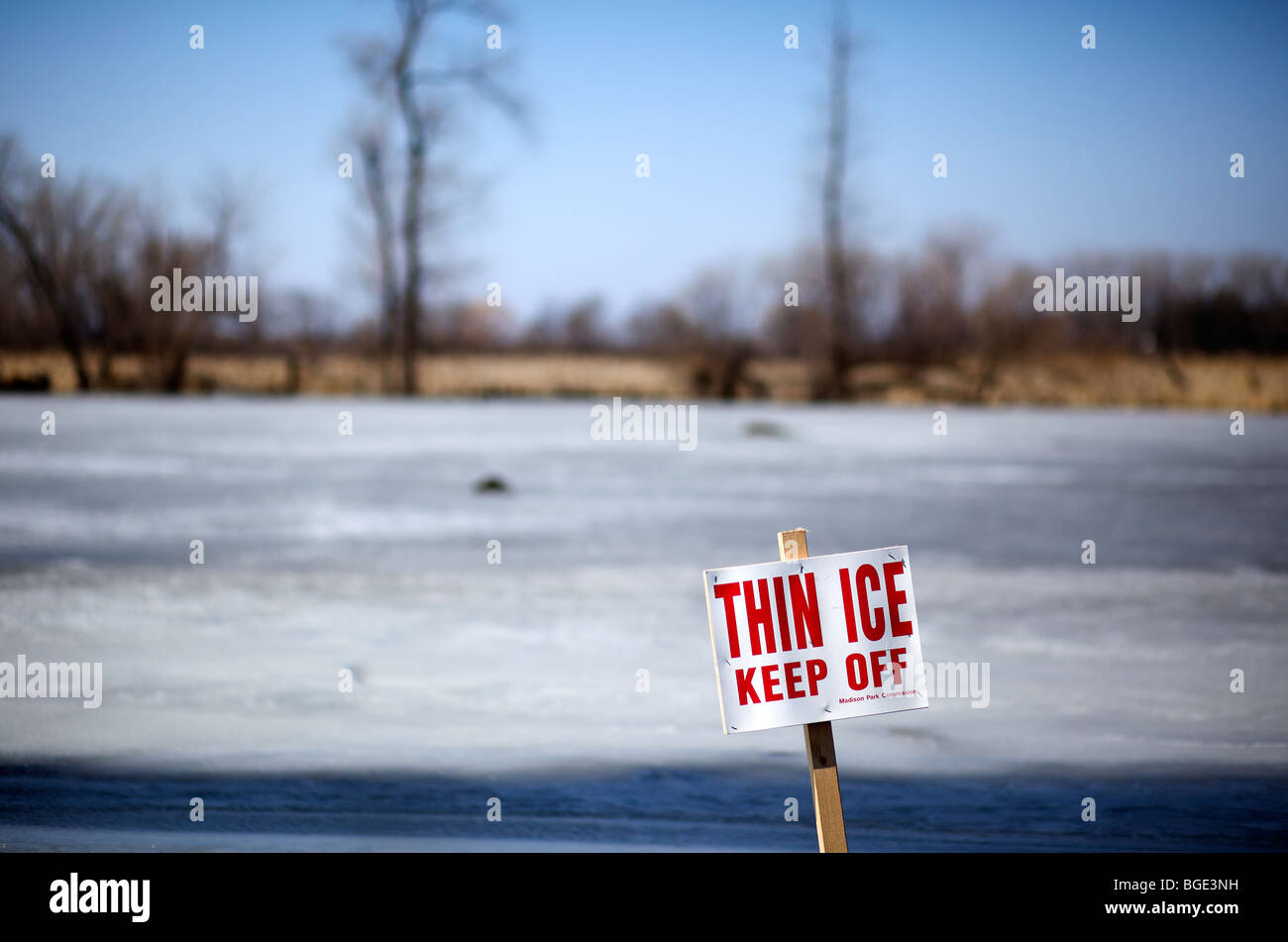 Dünnem Eis Zeichen am Teich in Madison, Wisconsin. Stockfoto