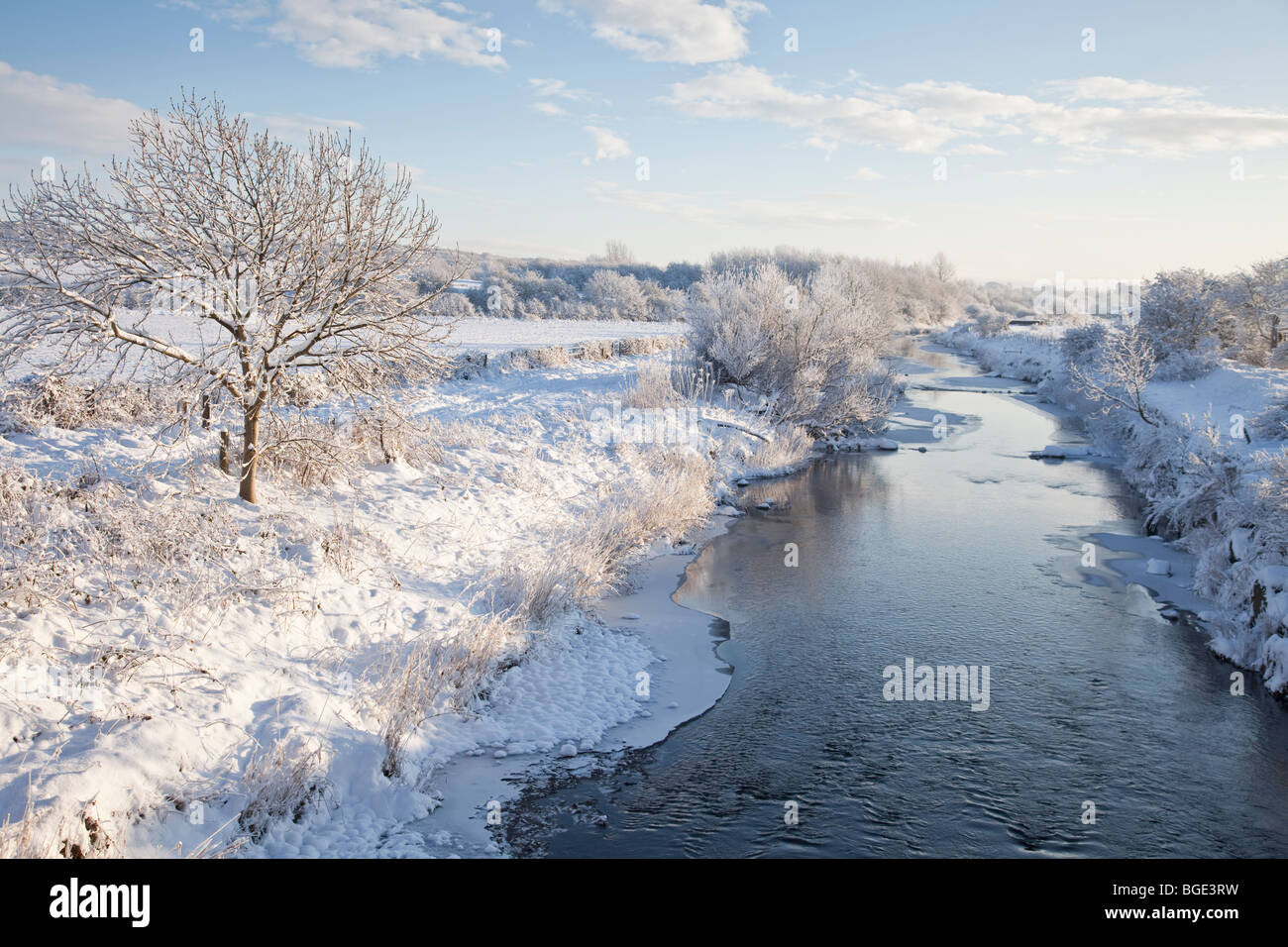 Der Fluß Garnock in North Ayrshire an einem klaren, kalten Wintertag. Stockfoto