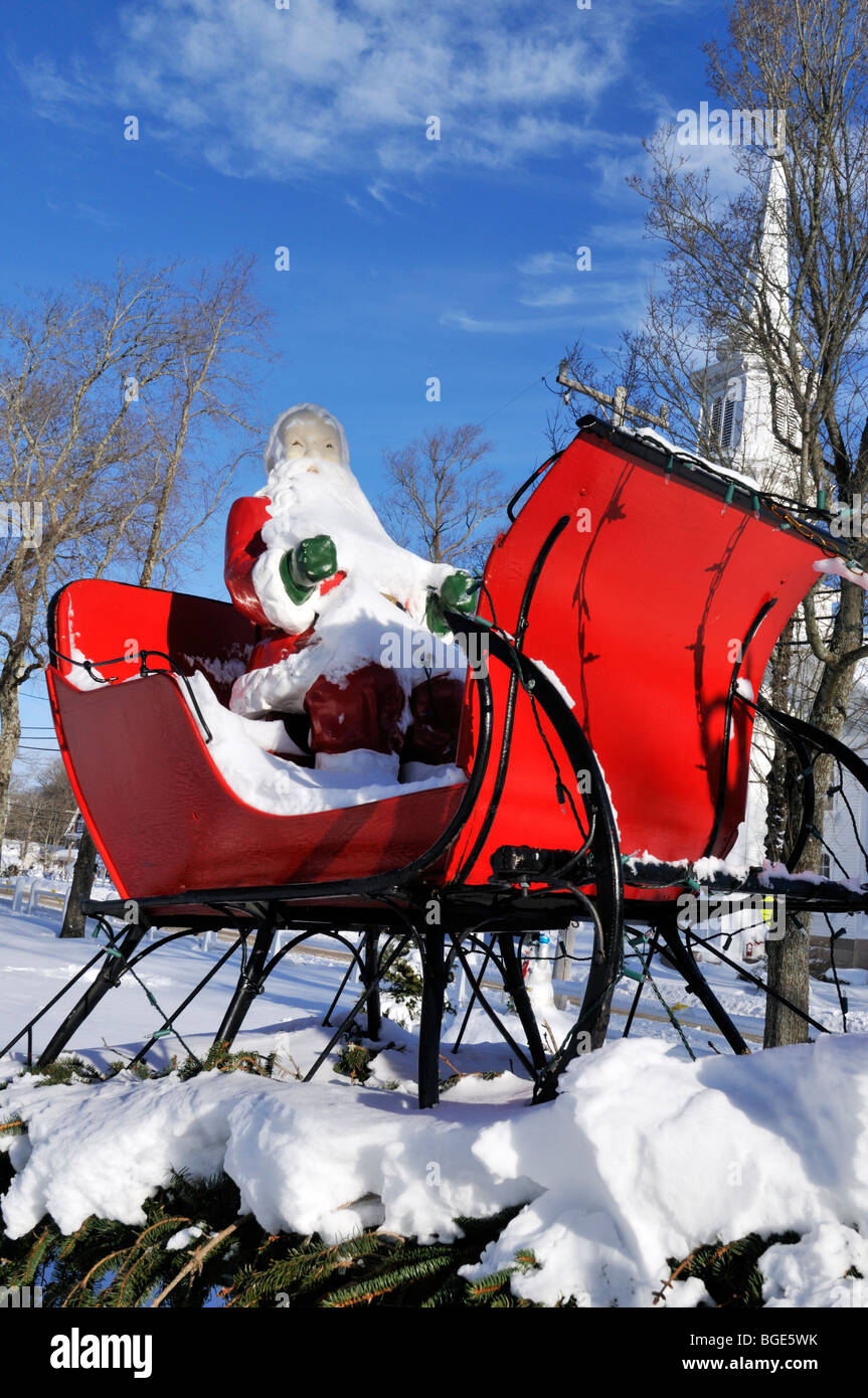Weihnachtsmann in roter Schlitten im Winter mit Neuschnee in Falmouth Cape Cod USA Stockfoto