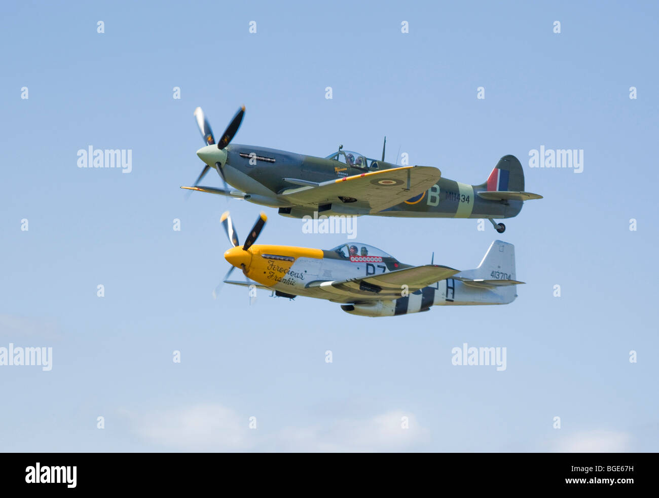 Formation fliegen einer P51 Mustang und Spitfire bei Air show 2009 Stockfoto