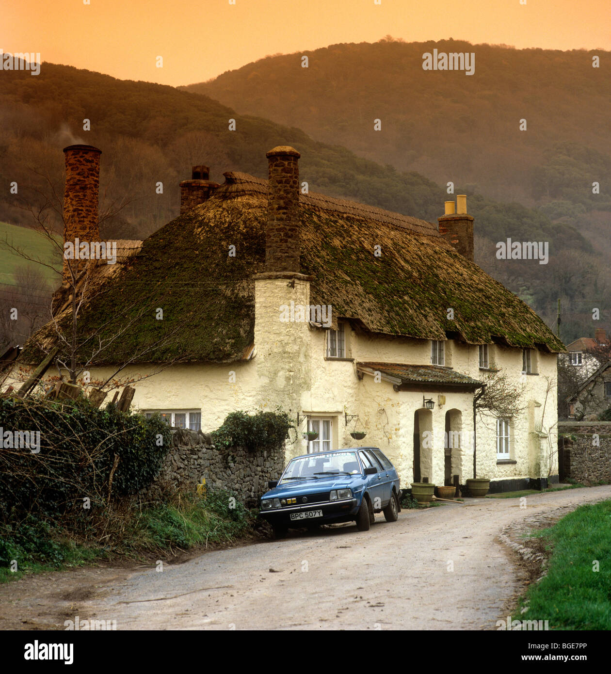 Großbritannien, England, Somerset, reetgedeckte Häuschen mit kreisförmigen Schornsteine in 1980er Jahren Stockfoto