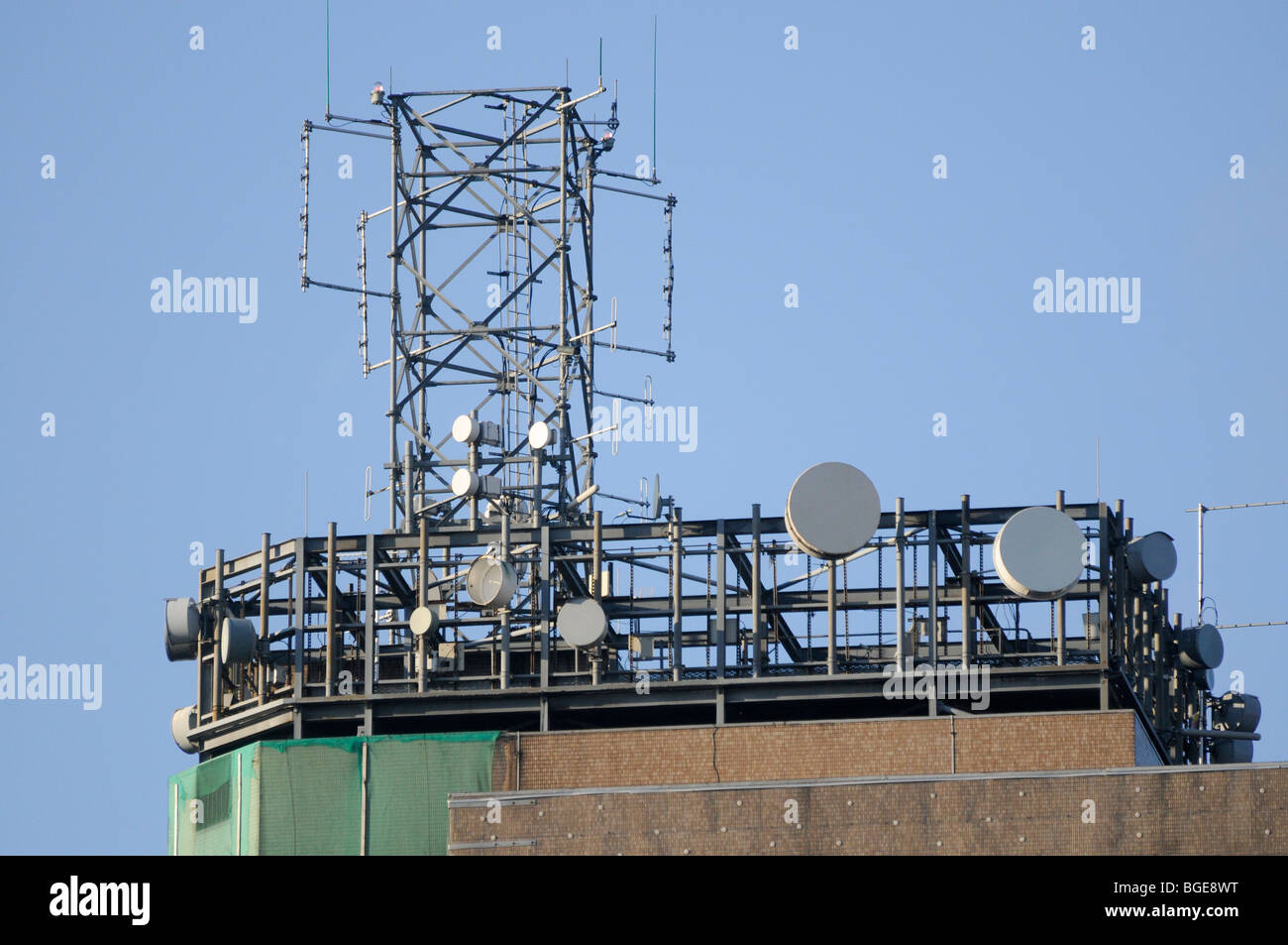 Set von Telekommunikation/Telekom Antenne inkl. RF, PMR, Mobilfunk, Mikrowellen SDH- und PDH-Gerichte auf ein hohes Gebäude. Stockfoto