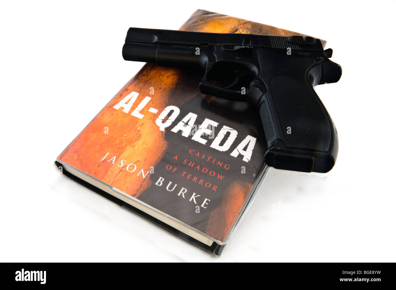 Pistole auf einem Buch 'al-Qaida' von Jason Burke Stockfoto