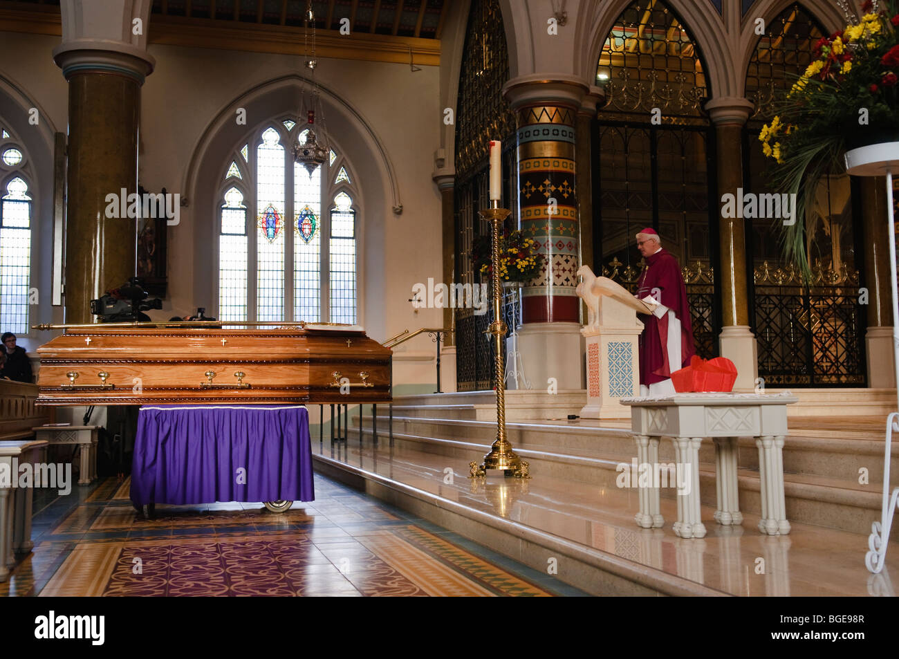 Bischof Noel Treanor gibt die Predigt DuringRequiem Masse für Kardinal Cahal Daly, ehemaligen Primas von ganz Irland, 2. Januar 2010 Stockfoto