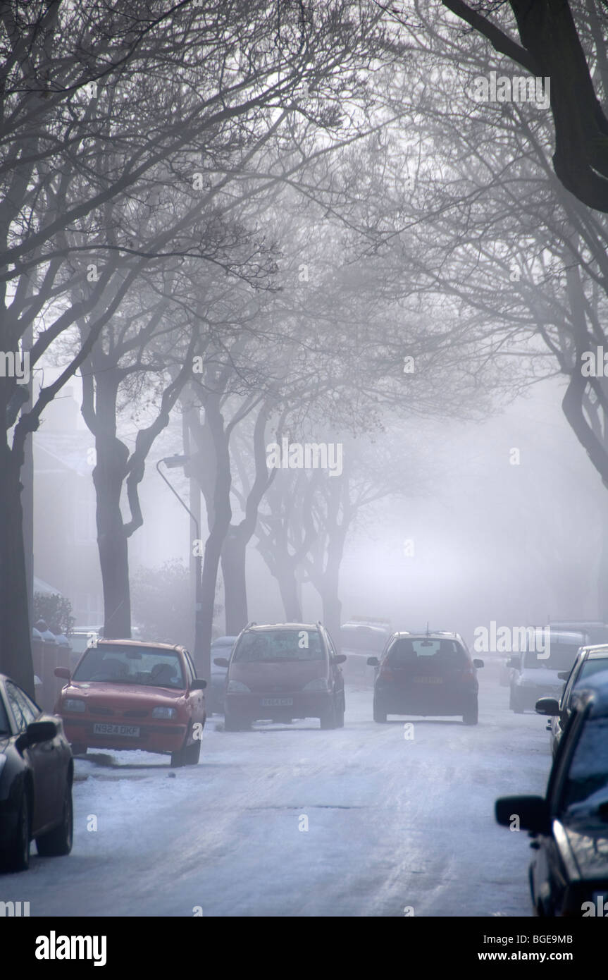 Winterschnee auf einer typischen Wohnstraße in Manchester, England, UK Stockfoto