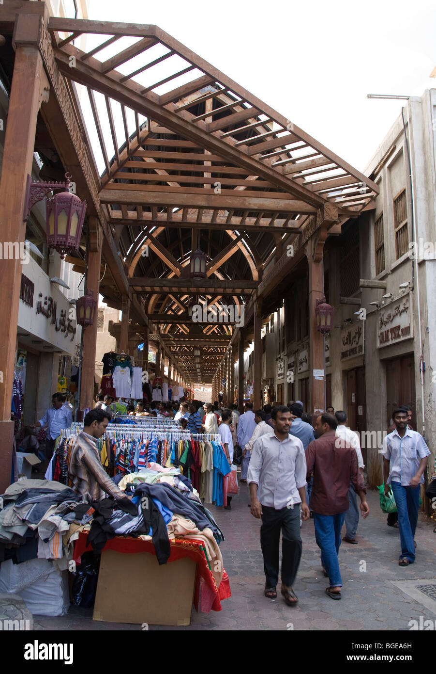 Dubai Vereinigte Arabische Emirate der Wochenmarkt in den alten Souk gebucht mit Käufern Stockfoto