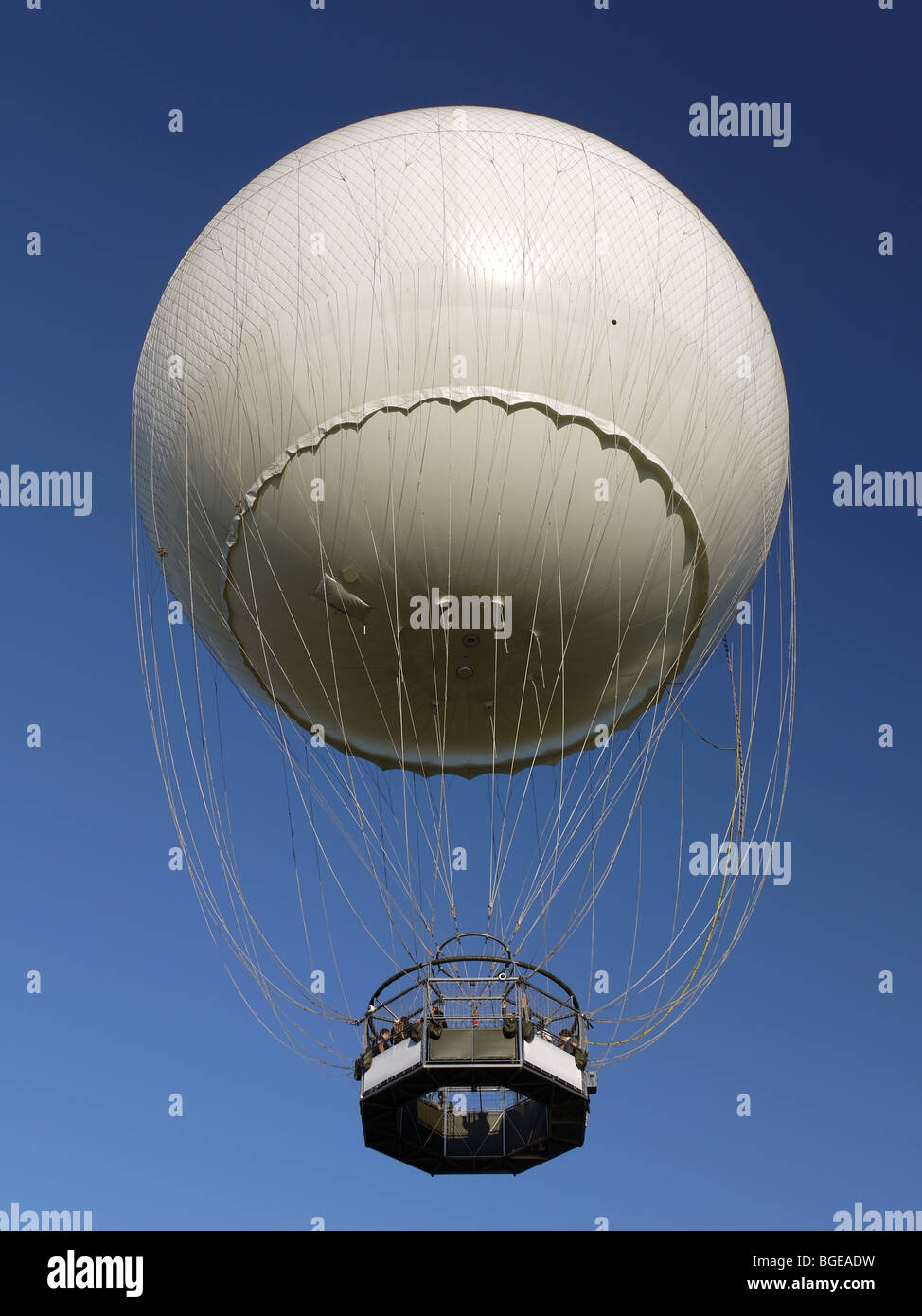 Weiße Heißluftballon in der Luft mit Touristen an Bord Stockfoto