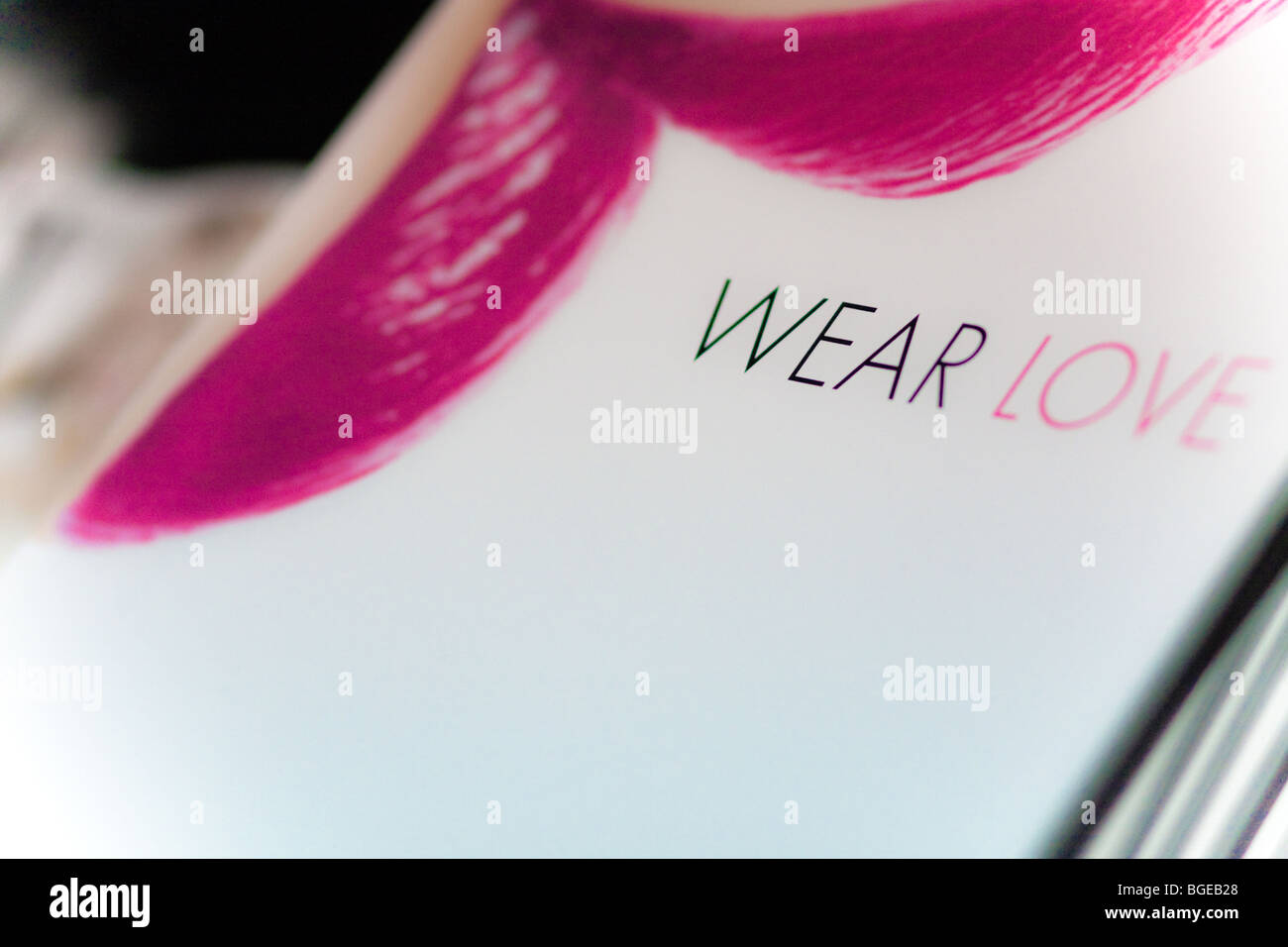 LG Modenschau Broschüre 'Liebe tragen' Stockfoto