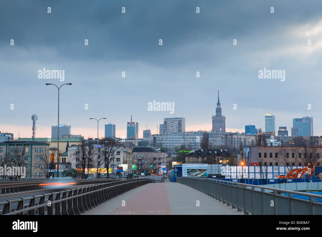Die Skyline von Warschau an einem bewölkten Tag. Stockfoto