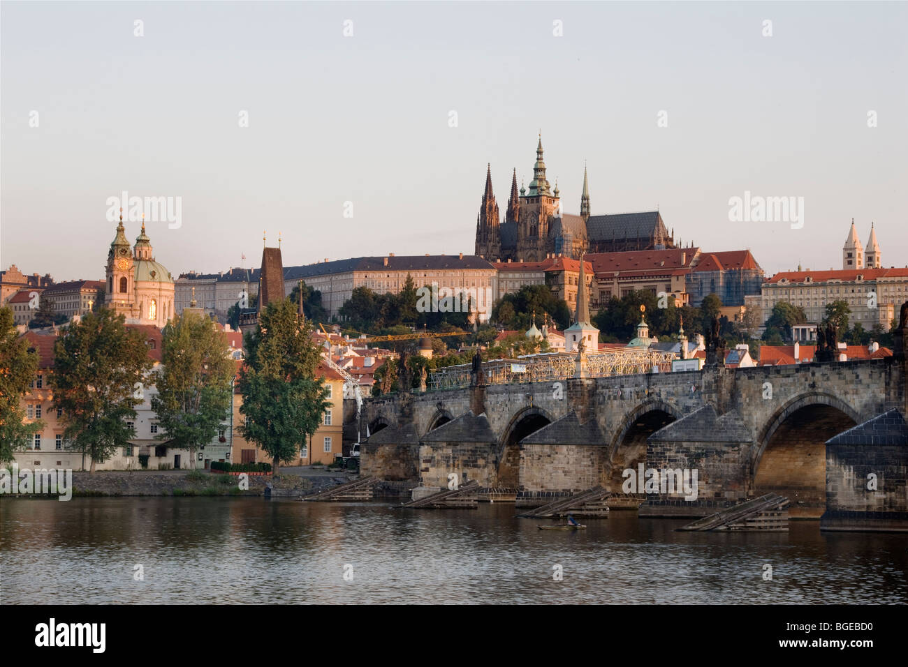 Ansicht der Karlsbrücke an der Moldau mit Prager Burg in der Ferne. Prag, Tschechische Republik. Stockfoto