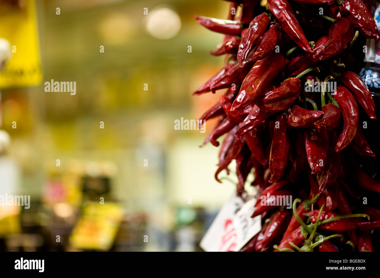 Paprika Chili ist hängt im zentralen Markthalle, Budapest, Ungarn Stockfoto