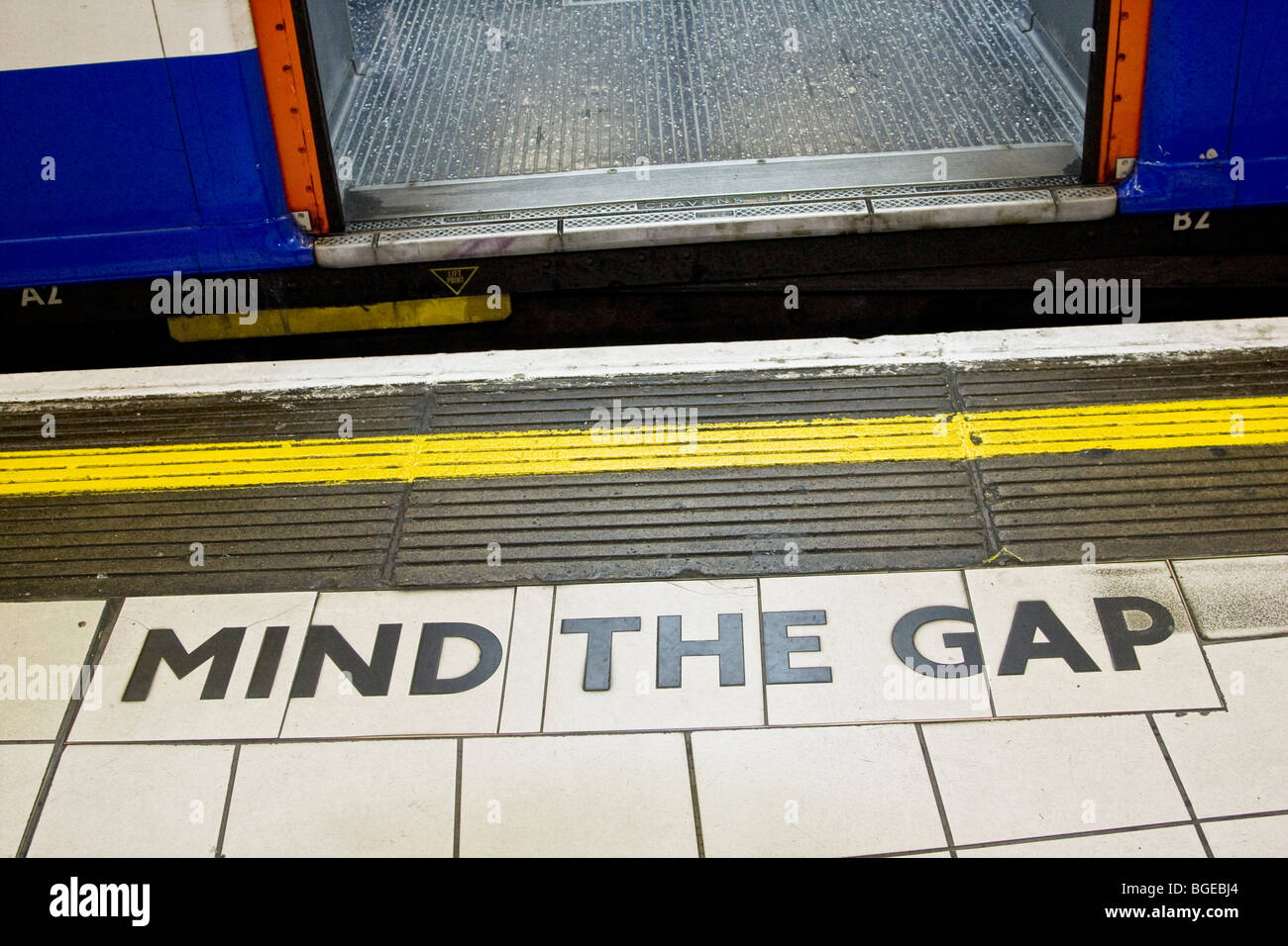 Beachten Sie die Zeichen der Lücke zwischen Zug und eine Plattform in der Londoner U-Bahn. Stockfoto